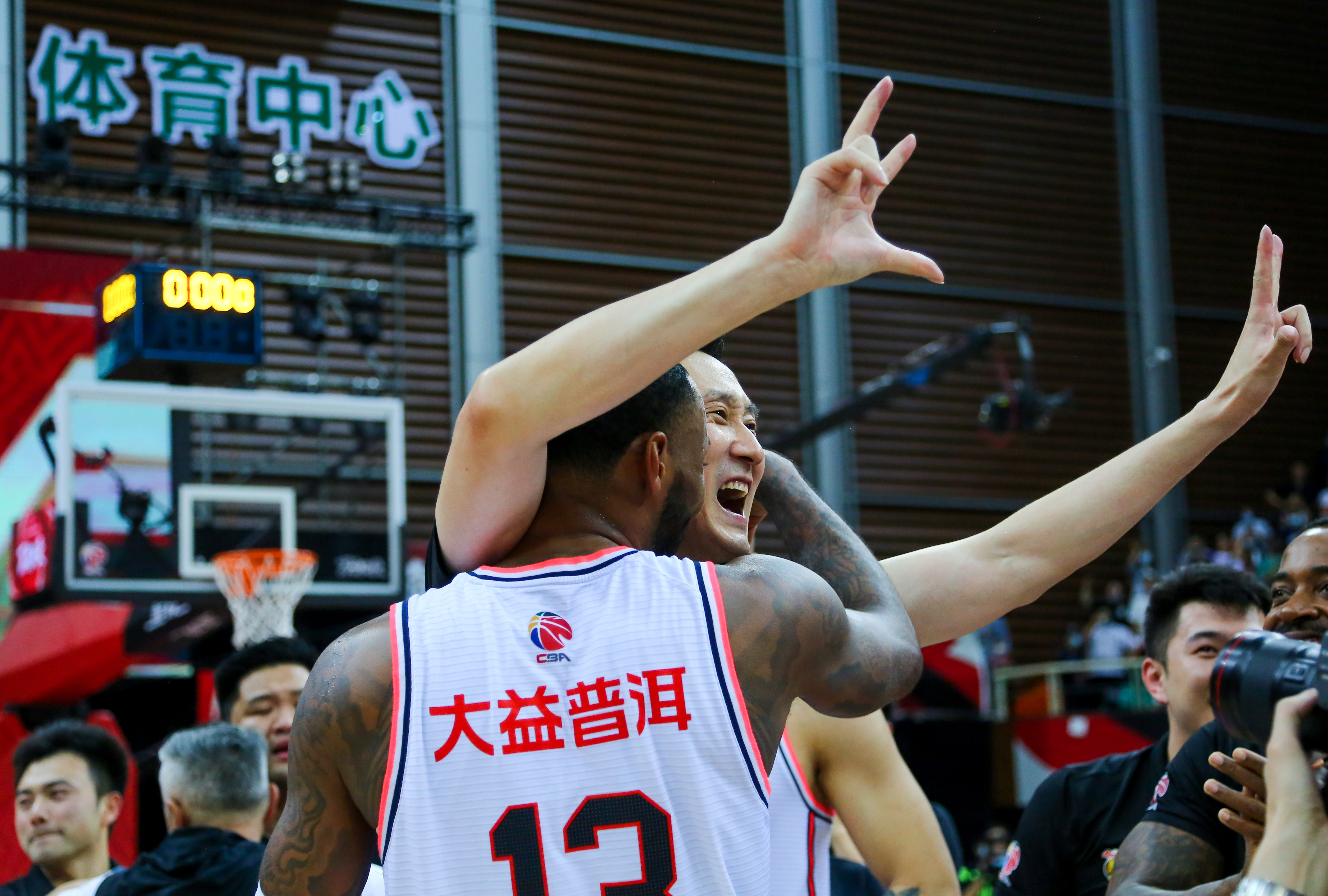 竞技宝-关于浓眉哥在中国队比赛中败北，高光表现引发热议！的信息